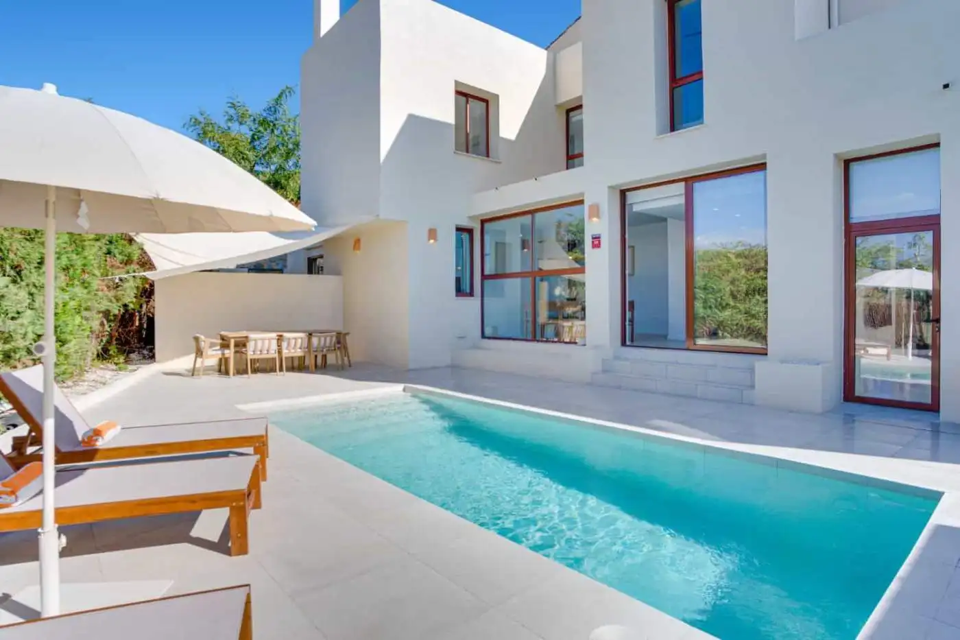 Contemporary 5-bed corner townhouse with private pool in Cancelada, Estepona.