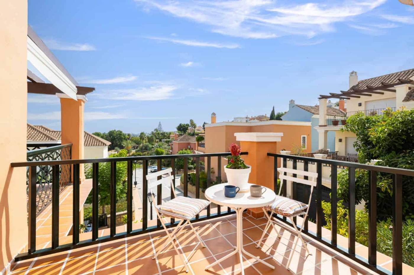 Charming Townhouse Balcony in Brisas del Sur Balcony view of a refurbished townhouse in Brisas del Sur, Nueva Andalucía, with outdoor seating and.