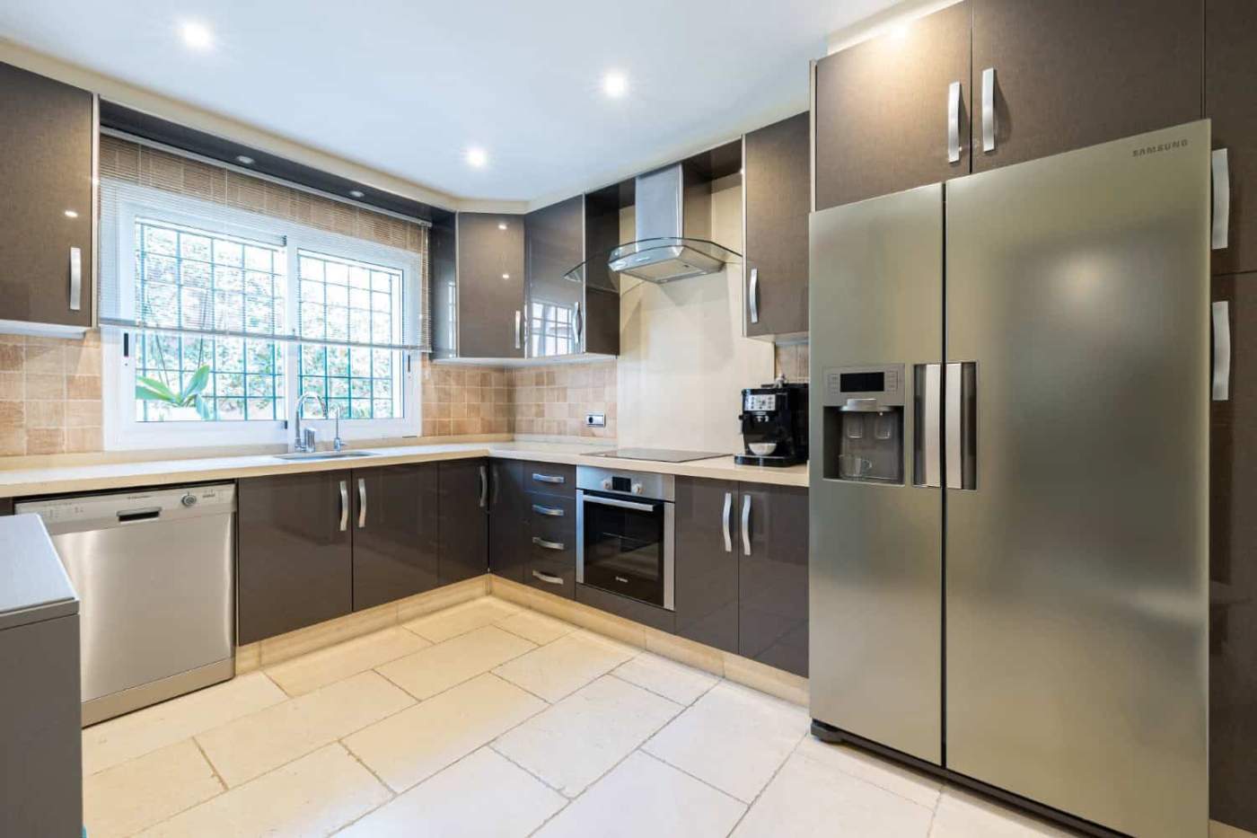 Modern Kitchen in Brisas del Sur Townhouse Bright, fully equipped kitchen with stainless steel appliances in a refurbished townhouse.