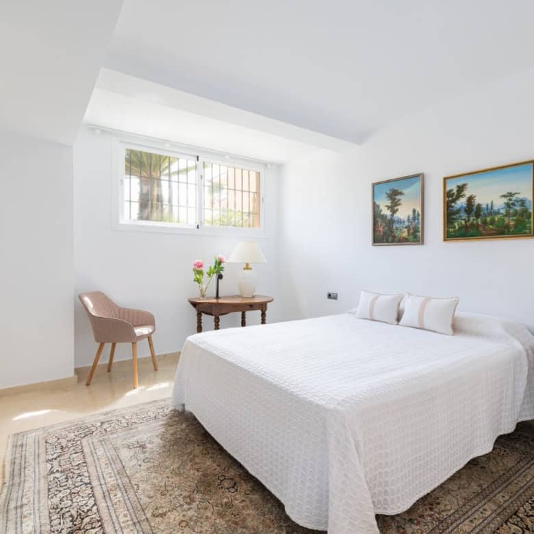 Modern bedroom with bright natural light and elegant decor in Brisas del Sur, Andalucia.