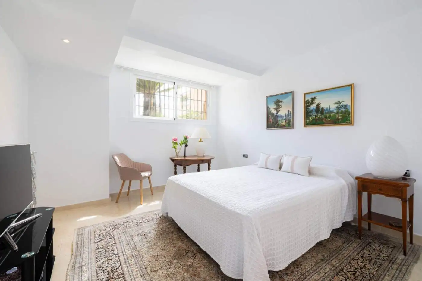 Modern bedroom with bright natural light and elegant decor in Brisas del Sur, Andalucia.