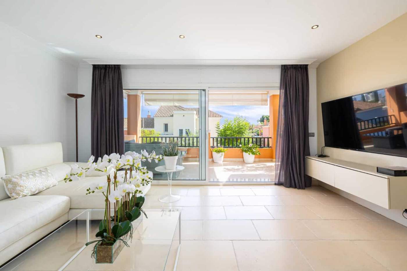 Refurbished Townhouse in Brisas del Sur, Nueva Andalucía Refurbished townhouse with modern interiors in Brisas del Sur, Nueva Andalucía, offering bright livi.
