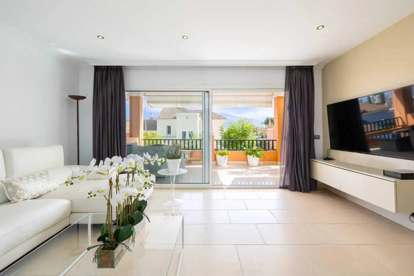 Refurbished townhouse with modern interiors in Brisas del Sur, Nueva Andalucía, offering bright livi.