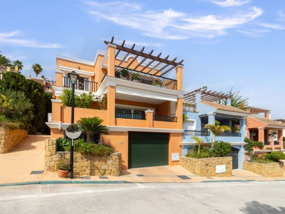 Refurbished townhouse in Brisas del Sur, Nueva Andalucía with modern design and spacious terraces.