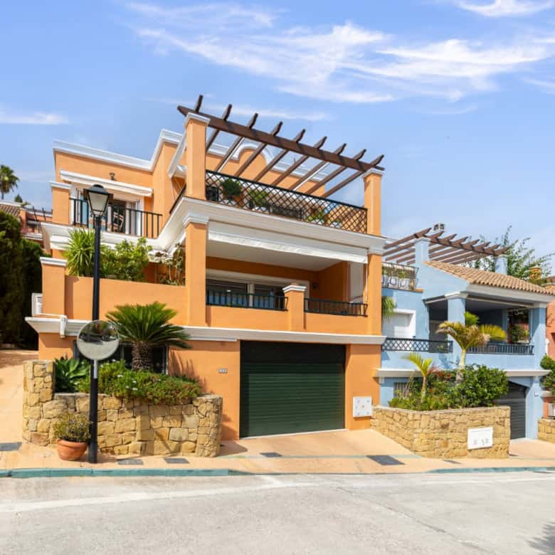 Refurbished townhouse in Brisas del Sur, Nueva Andalucía with modern design and spacious terraces.
