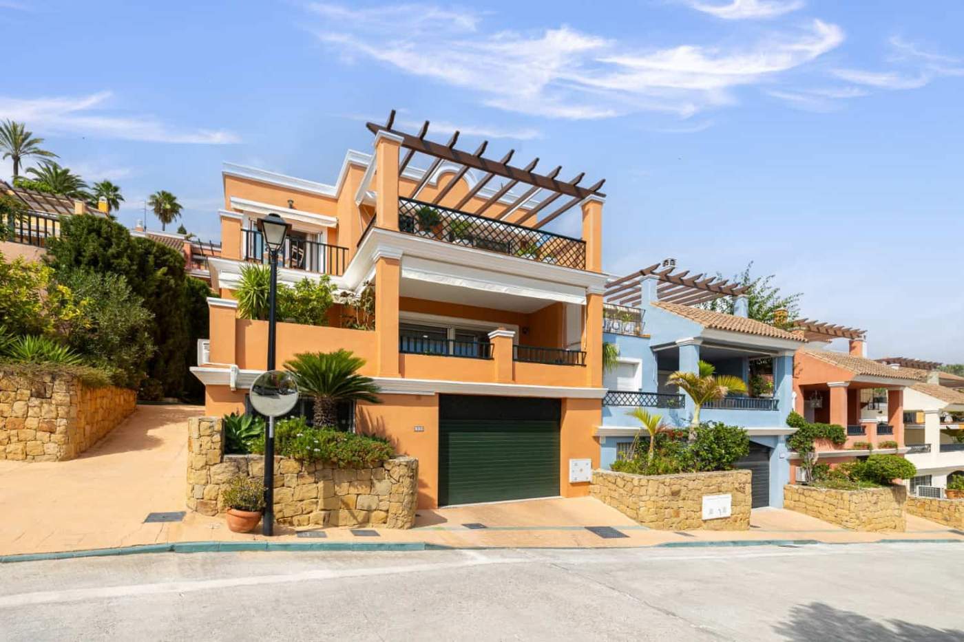 Refurbished Townhouse in Brisas del Sur Refurbished townhouse in Brisas del Sur, Nueva Andalucía with modern design and spacious terraces.