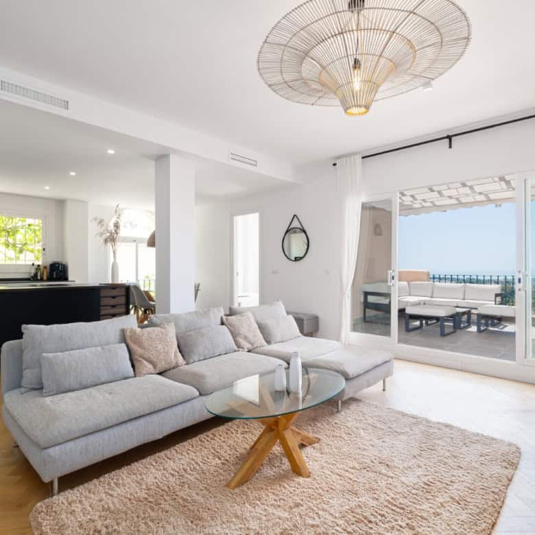 Luxurious penthouse with modern design and expansive south-facing panoramic views. Bright, stylish l.