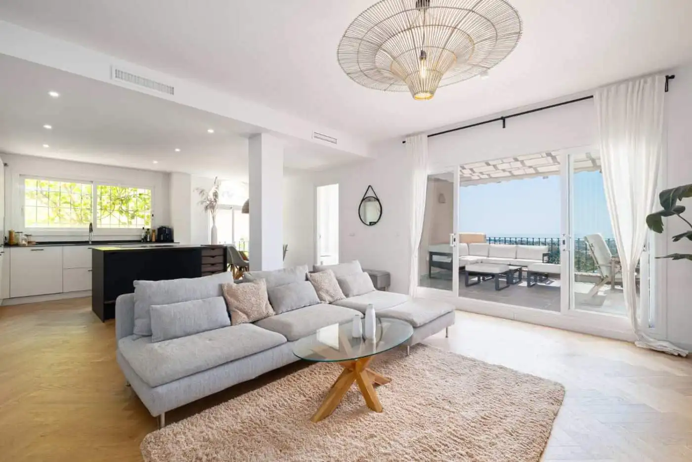 Luxurious penthouse with modern design and expansive south-facing panoramic views. Bright, stylish l.