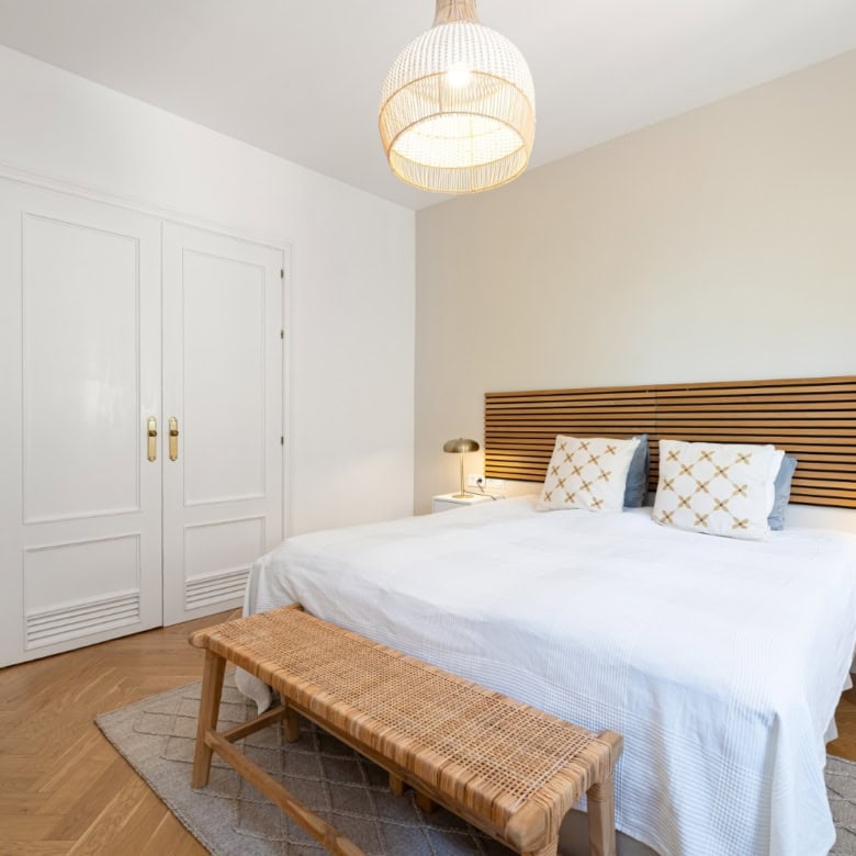 Luxurious penthouse with modern decor and stunning south-facing panoramic city views. Perfect for up.