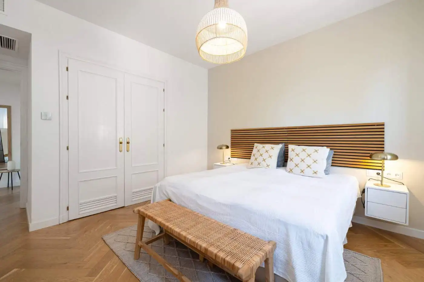 Luxurious penthouse with modern decor and stunning south-facing panoramic city views. Perfect for up.