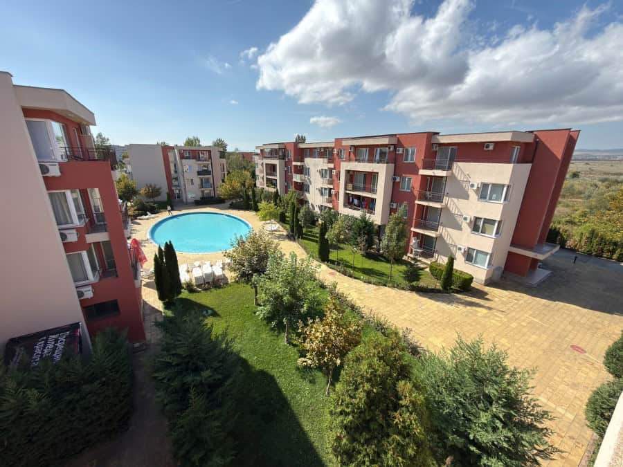 Spacious 2-bedroom top-floor apartment in Holiday Fort Club, 66 sq.m., close to the sea.