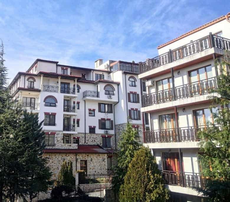 Bright, modern apartment building near the sea in Sveti Vlas.
