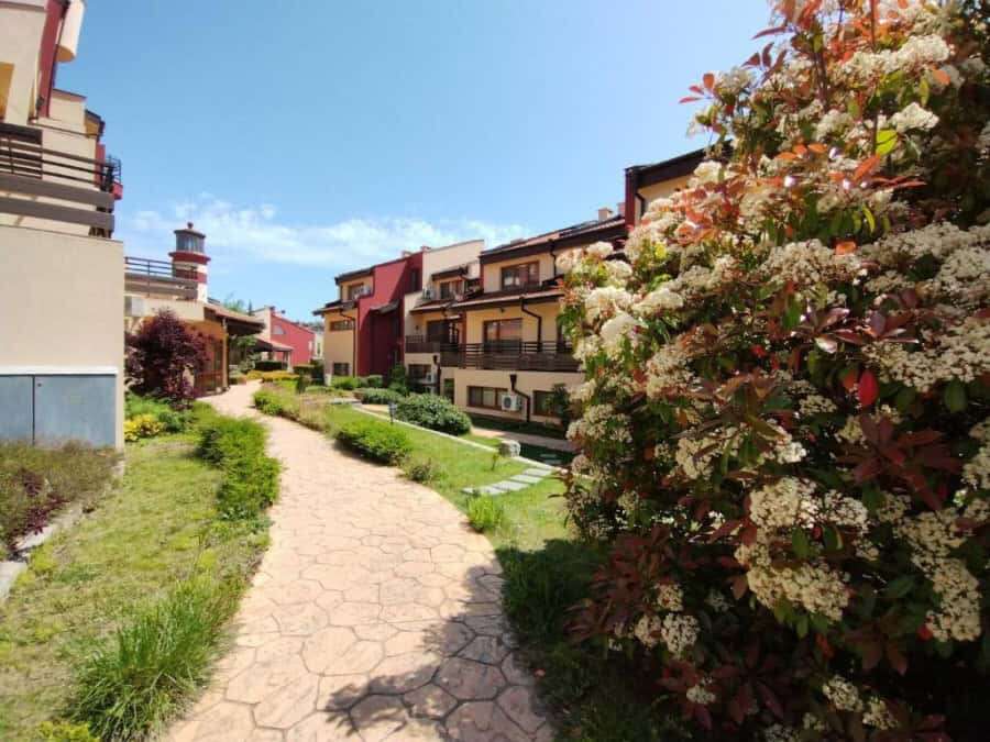 Bright 1-bedroom apartment in Sea Lighthouse, Sveti Vlas, just 200m from the beach. Modern design wi.