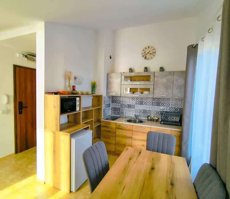 Bright 1-bedroom apartment just 200m from the sea in Sveti Vlas, featuring modern kitchen and comfor.