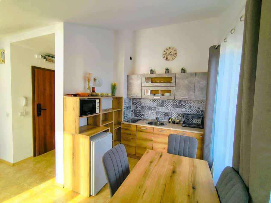 Bright 1-bedroom apartment just 200m from the sea in Sveti Vlas, featuring modern kitchen and comfor.
