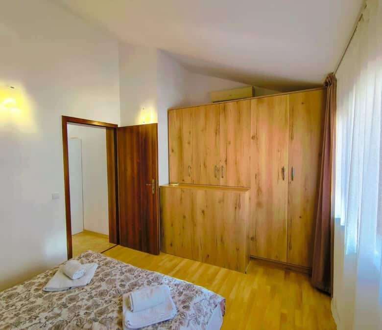 Cozy 1-bedroom apartment with wooden wardrobe near the sea in Sveti Vlas.