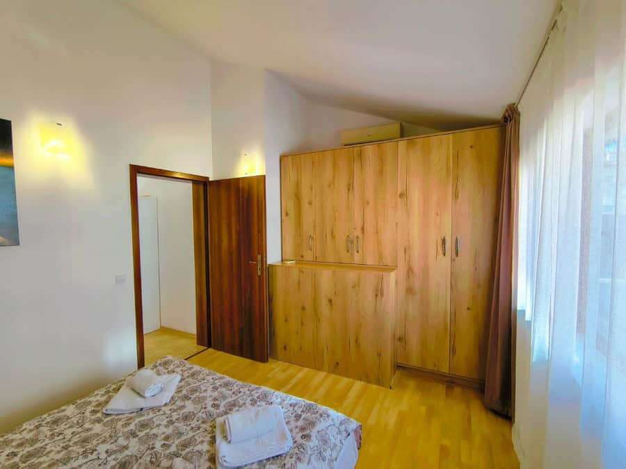 Cozy 1-bedroom apartment with wooden wardrobe near the sea in Sveti Vlas.