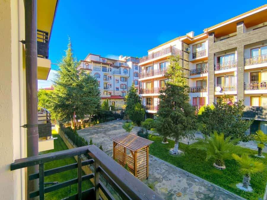 Bright studio apartment in Sveti Vlas, 48 sq.m., near the sea, with balcony and garden views.