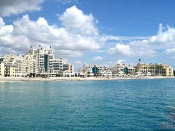 Sea view 1-bedroom apartment overlooking the beach in Sunset Resort, Pomorie. Perfect for seaside li.