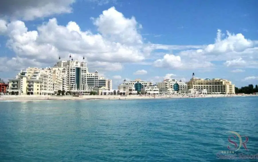 Sea view 1-bedroom apartment overlooking the beach in Sunset Resort, Pomorie. Perfect for seaside li.