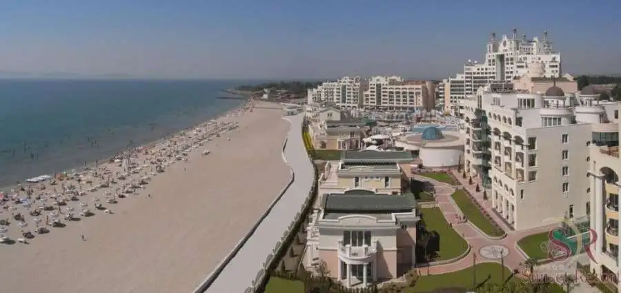 Beachfront 1-bedroom apartment with sea views in Sunset Resort, Pomorie.