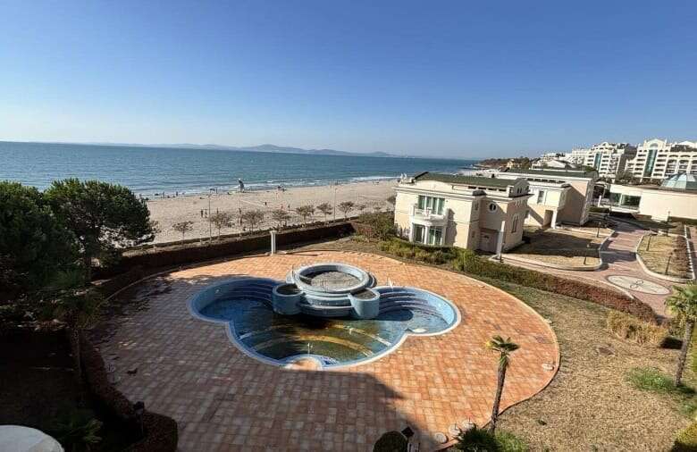 Beachfront 1-bedroom apartment with sea views in Sunset Resort, Pomorie.