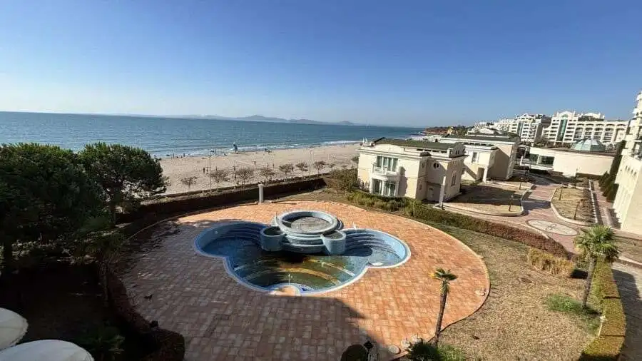 Beachfront 1-bedroom apartment with sea views in Sunset Resort, Pomorie.