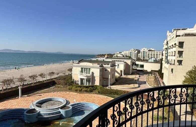 Beachfront 1-bedroom apartment with sea views in Sunset Resort, Pomorie.