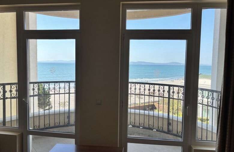 Sea view 1-bedroom apartment with balcony overlooking the beach in Sunset Resort, Pomorie.