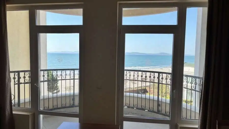 Sea view 1-bedroom apartment with balcony overlooking the beach in Sunset Resort, Pomorie.