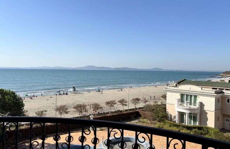 Beachfront 1-bedroom apartment with sea views in Sunset Resort, Pomorie.