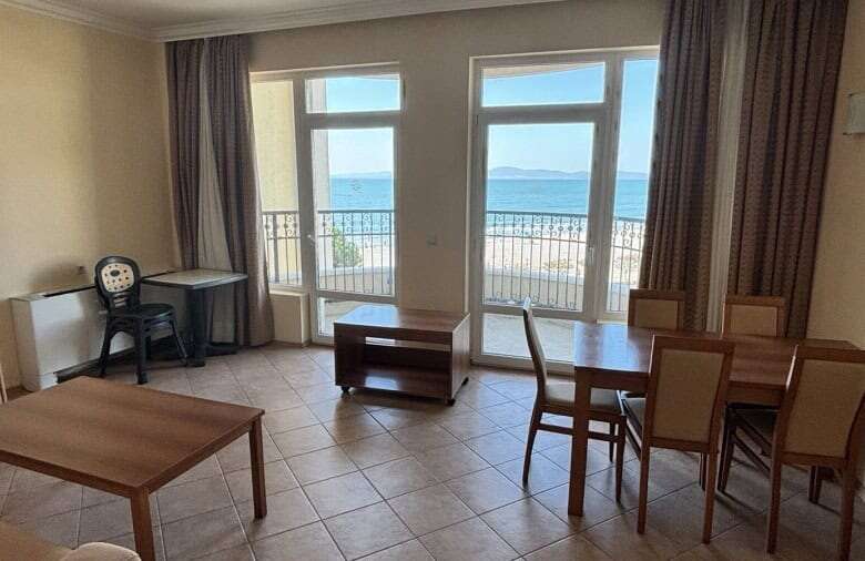 Sea view 1-bedroom apartment with balcony overlooking the beach in Sunset Resort, Pomorie.