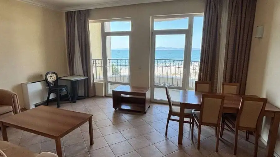 Sea view 1-bedroom apartment with balcony overlooking the beach in Sunset Resort, Pomorie.