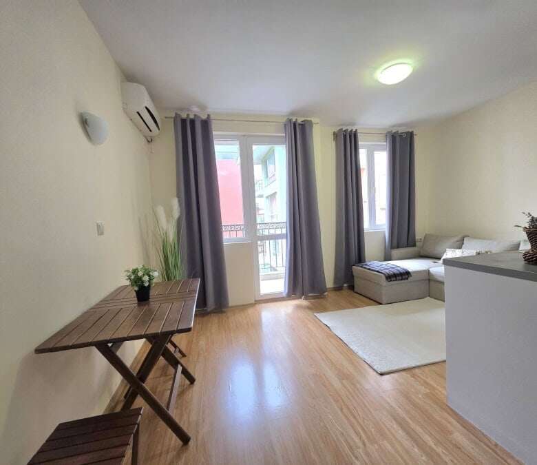 Studio apartment with pool view, close to Aurealia beach in Nessebar, offering 33 sq.m. of comfortab.