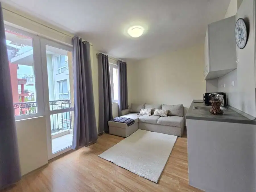 Studio apartment with pool view, 33 sq.m., close to the sea in Nessebar, Bulgaria.
