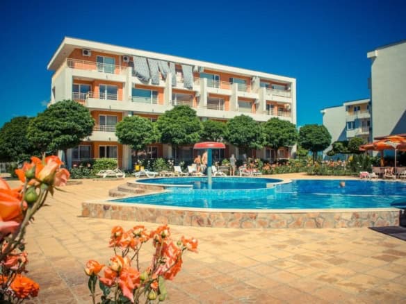 Bright, nicely furnished 1-bedroom apartment in a popular holiday resort.
