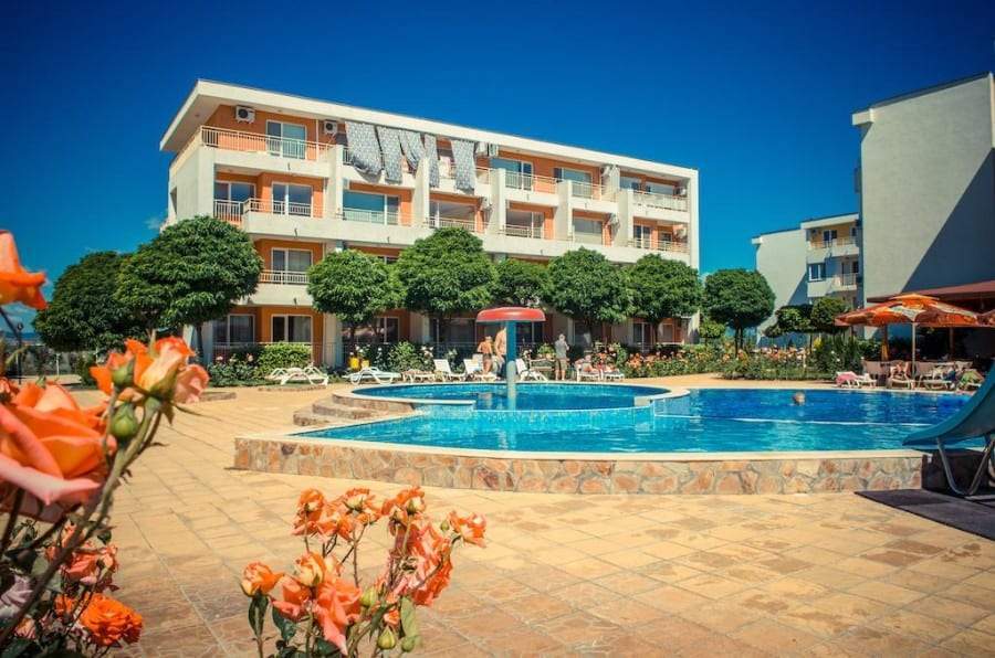 Bright, nicely furnished 1-bedroom apartment in a popular holiday resort.
