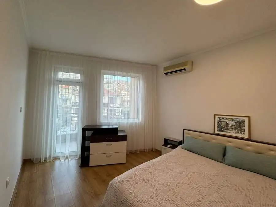 Bright interior of a 1-bedroom apartment in Sveti Vlas with sea views and natural light.