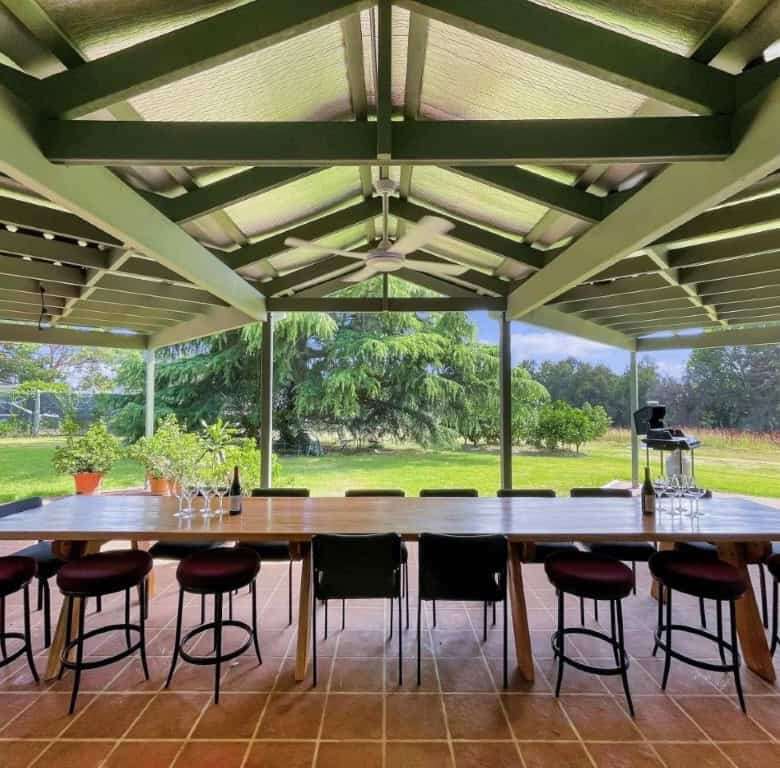 Vineyard estate with a spacious outdoor dining area and scenic views in Broke. Perfect for relaxing.