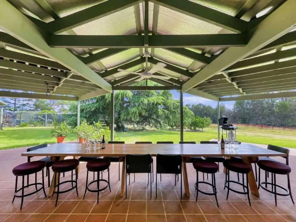 Vineyard Estate with Outdoor Dining Area Vineyard estate with a spacious outdoor dining area and scenic views in Broke. Perfect for relaxing.