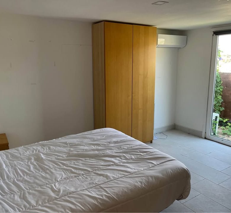 Comfortable 2-bedroom static mobile home with bright interior and access to outdoor space in Fortuna.