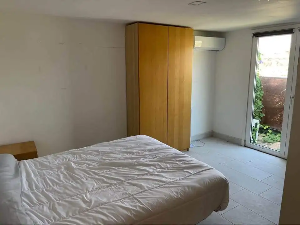 Comfortable 2-bedroom static mobile home with bright interior and access to outdoor space in Fortuna.