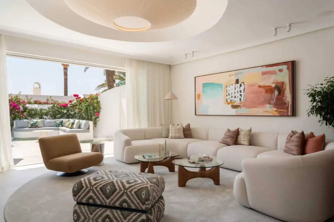 Beachfront semi-detached home in Marbella's Golden Mile with modern interior and ocean views.