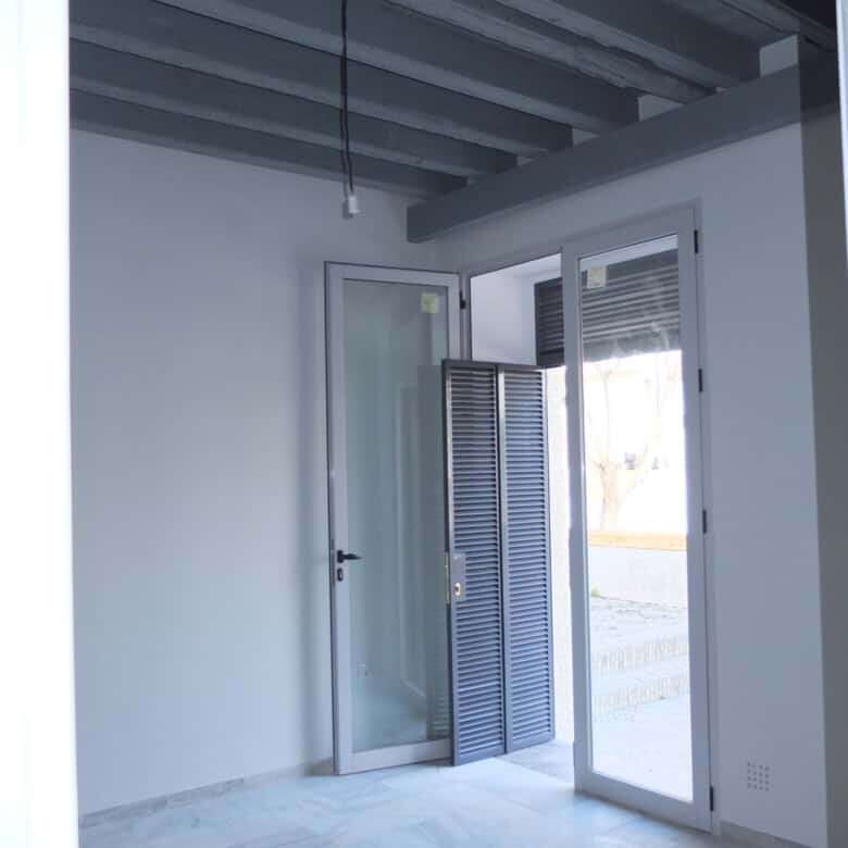 Bright 2-bedroom apartment with glass doors and natural light in El Puerto de Santa María, Cadiz.