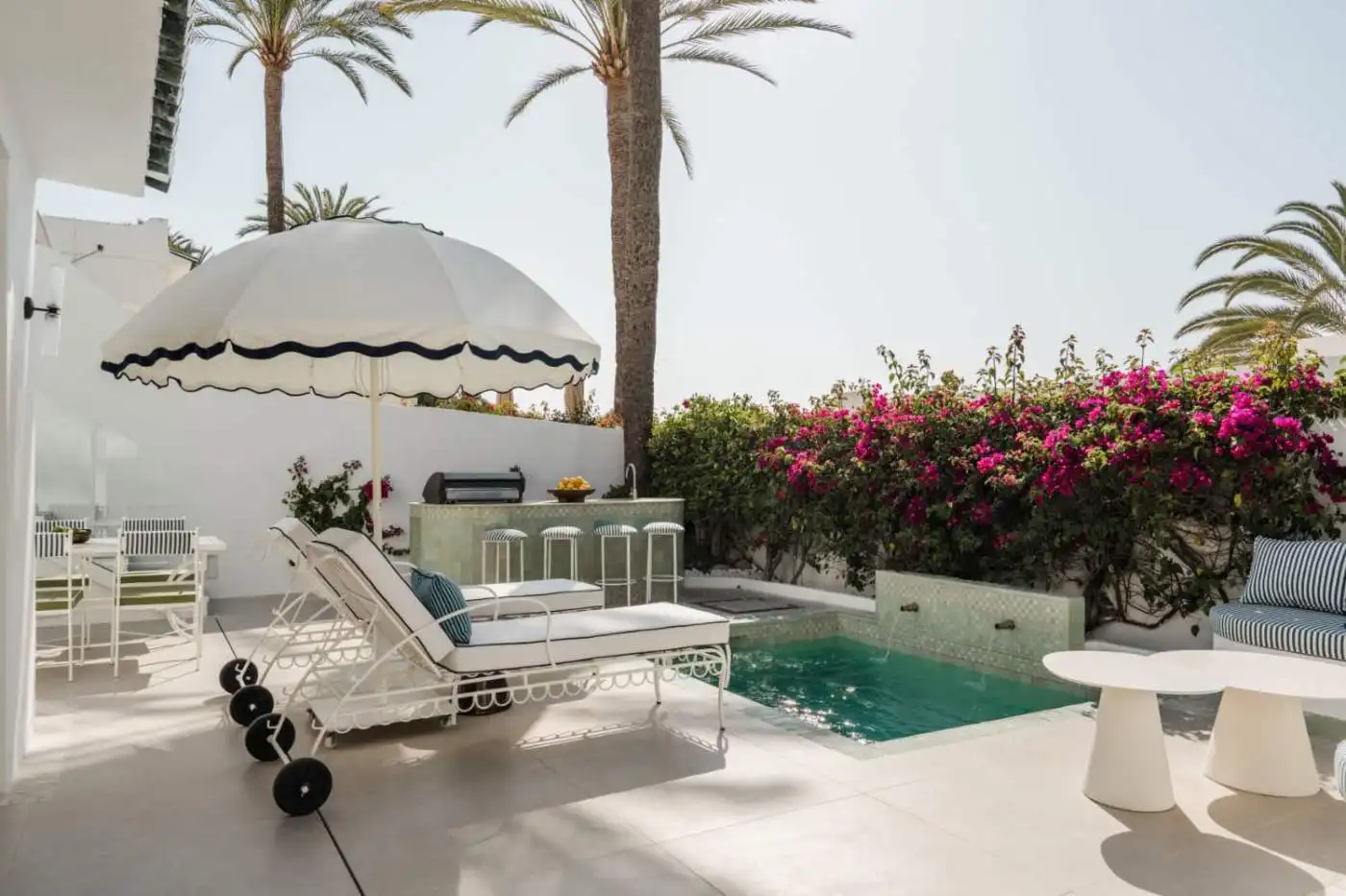Elegant beachfront semi-detached home in Marbella's Golden Mile. Perfect for luxury living and enjoy.