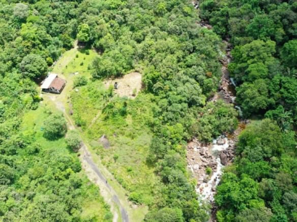 Aerial view of lush green land for sale in Pedra Branca do Araraquara, Paraná, Brazil.
