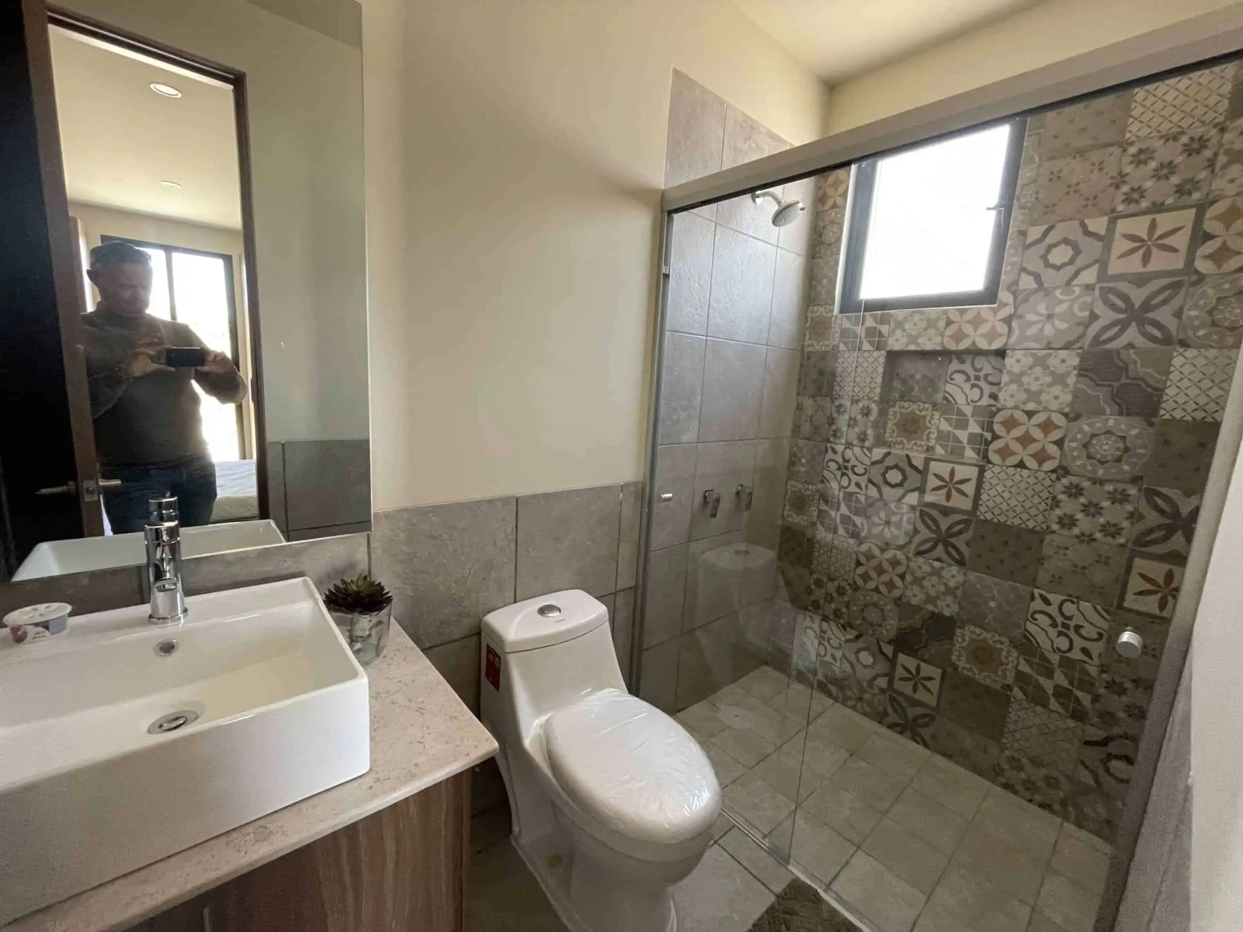 Contemporary bathroom with walk-in shower and stylish tile design in San Miguel de Allende.