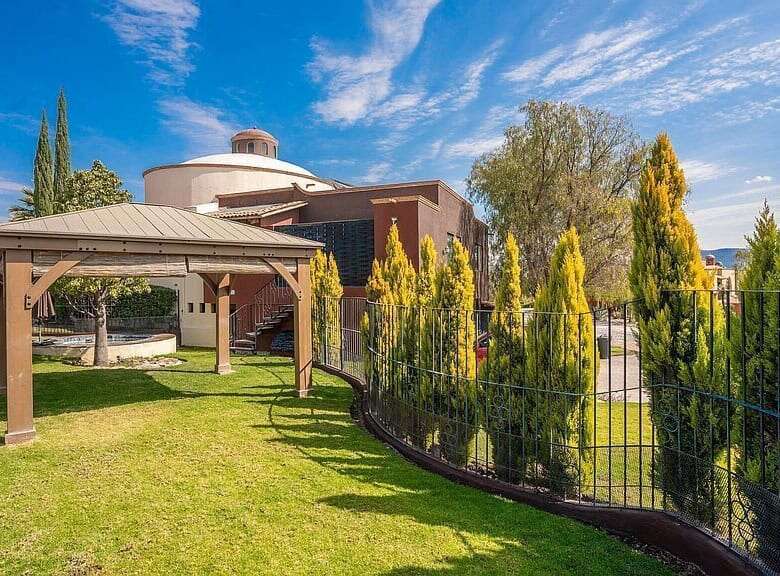 Beautiful lakeside estate with lush greenery in Rancho Los Labradores, San Miguel de Allende.