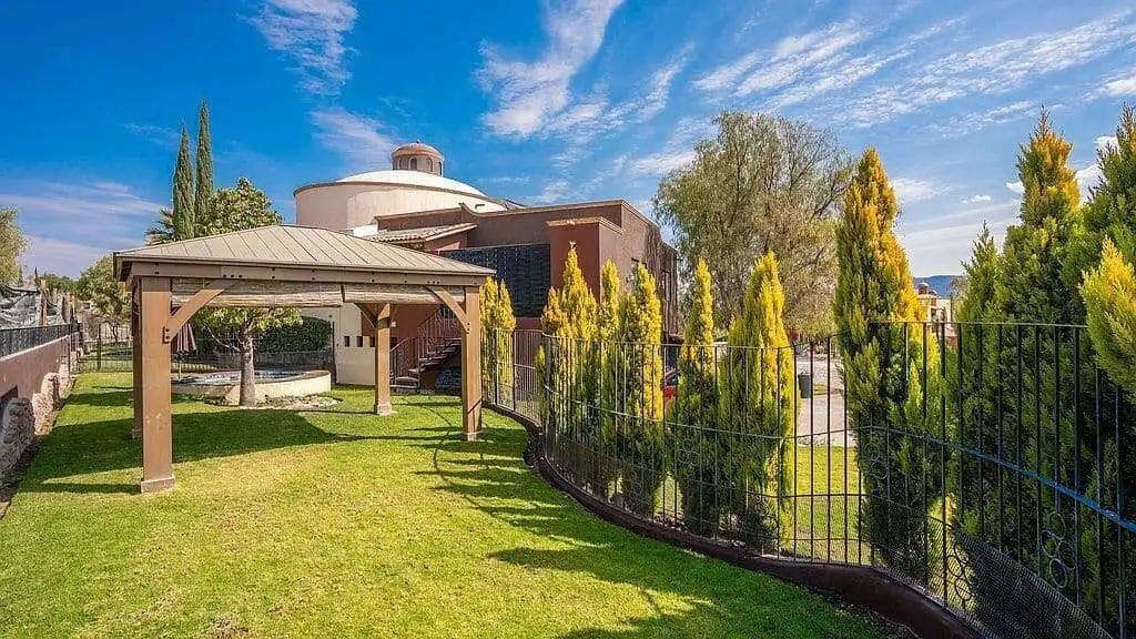 Beautiful lakeside estate with lush greenery in Rancho Los Labradores, San Miguel de Allende.