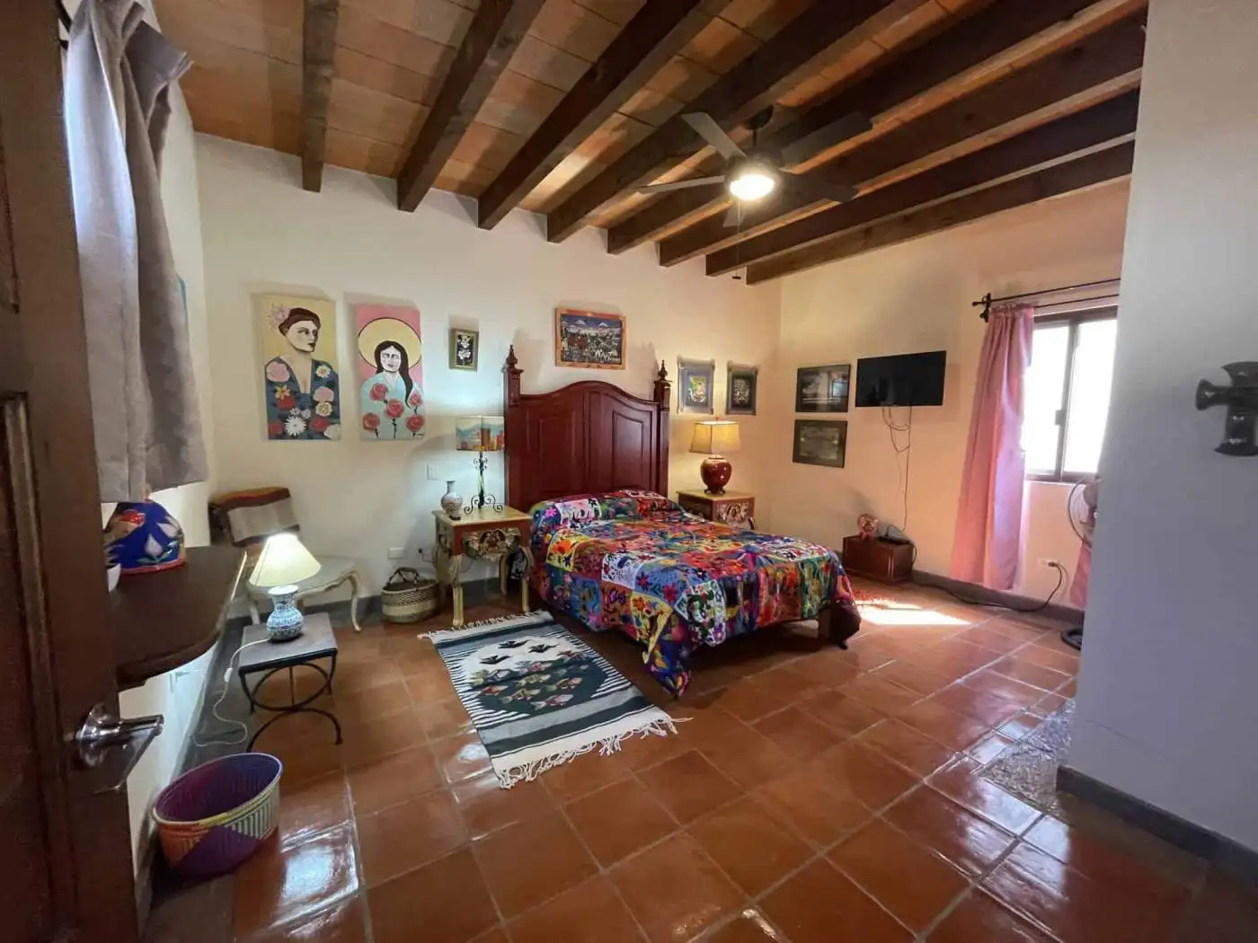Rustic country house with wooden ceiling and colorful decor in a spacious, bright interior.